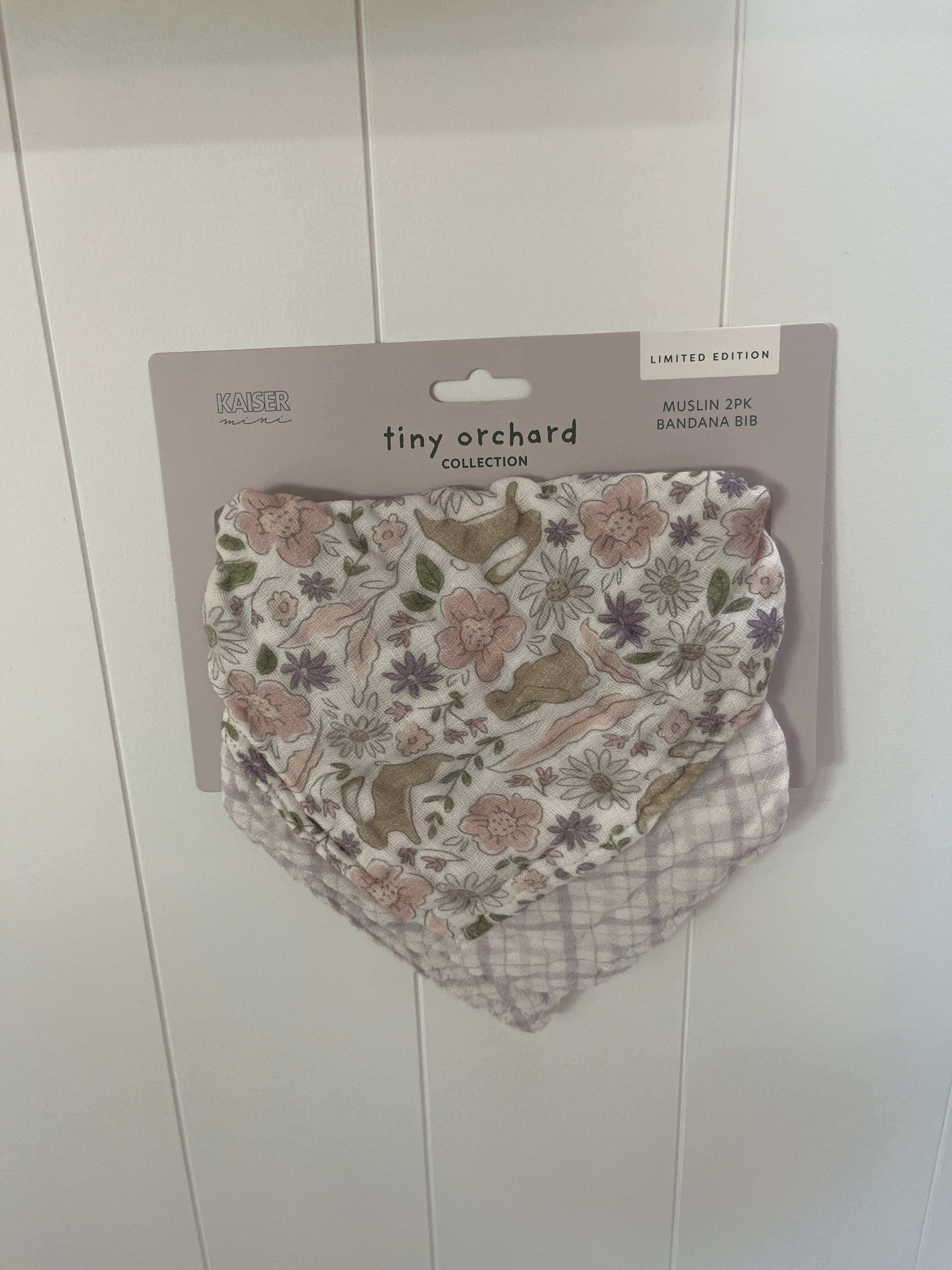 Floral bunnies bib set