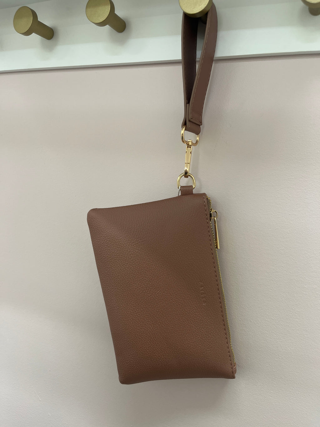 Hazelnut clutch