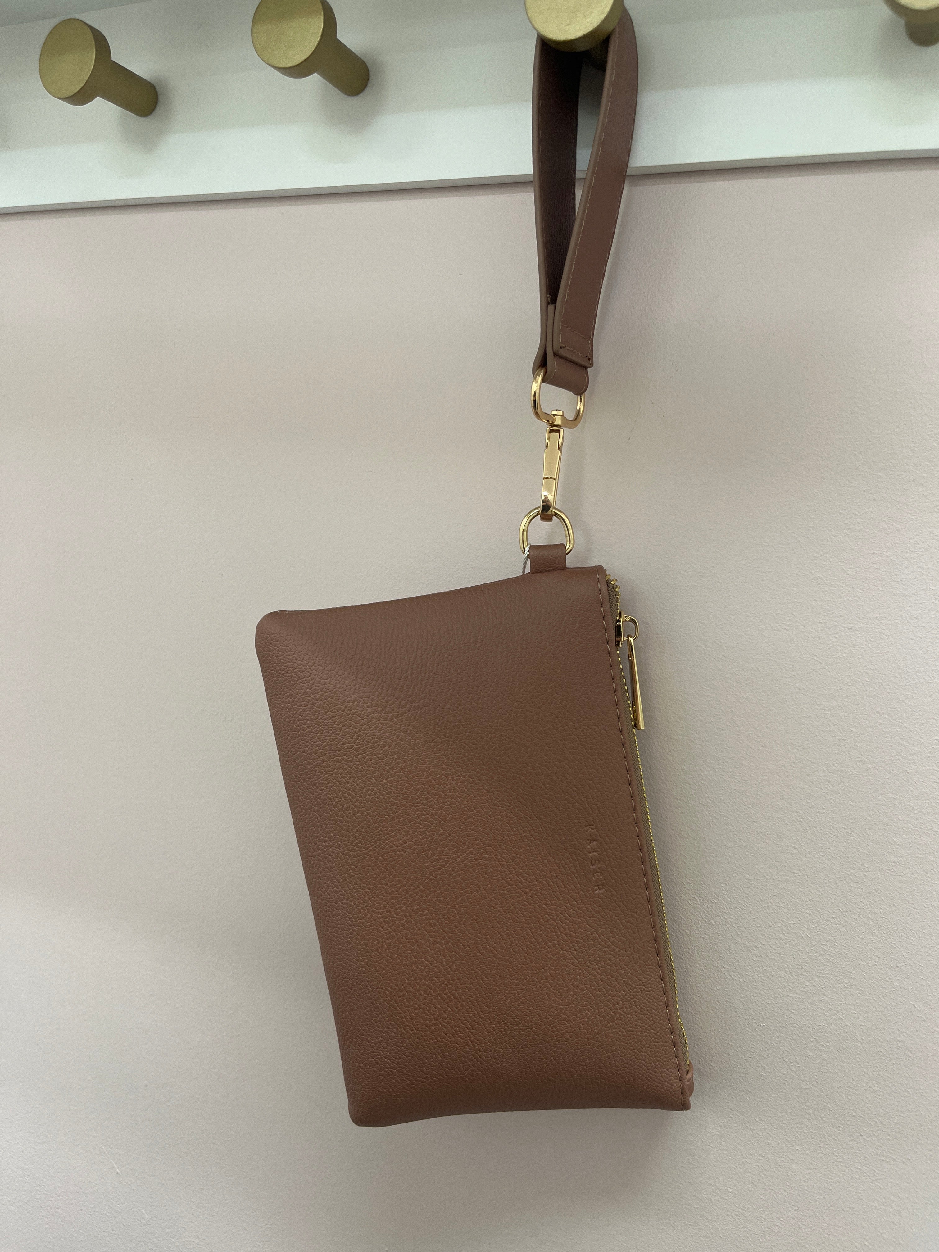 Hazelnut clutch