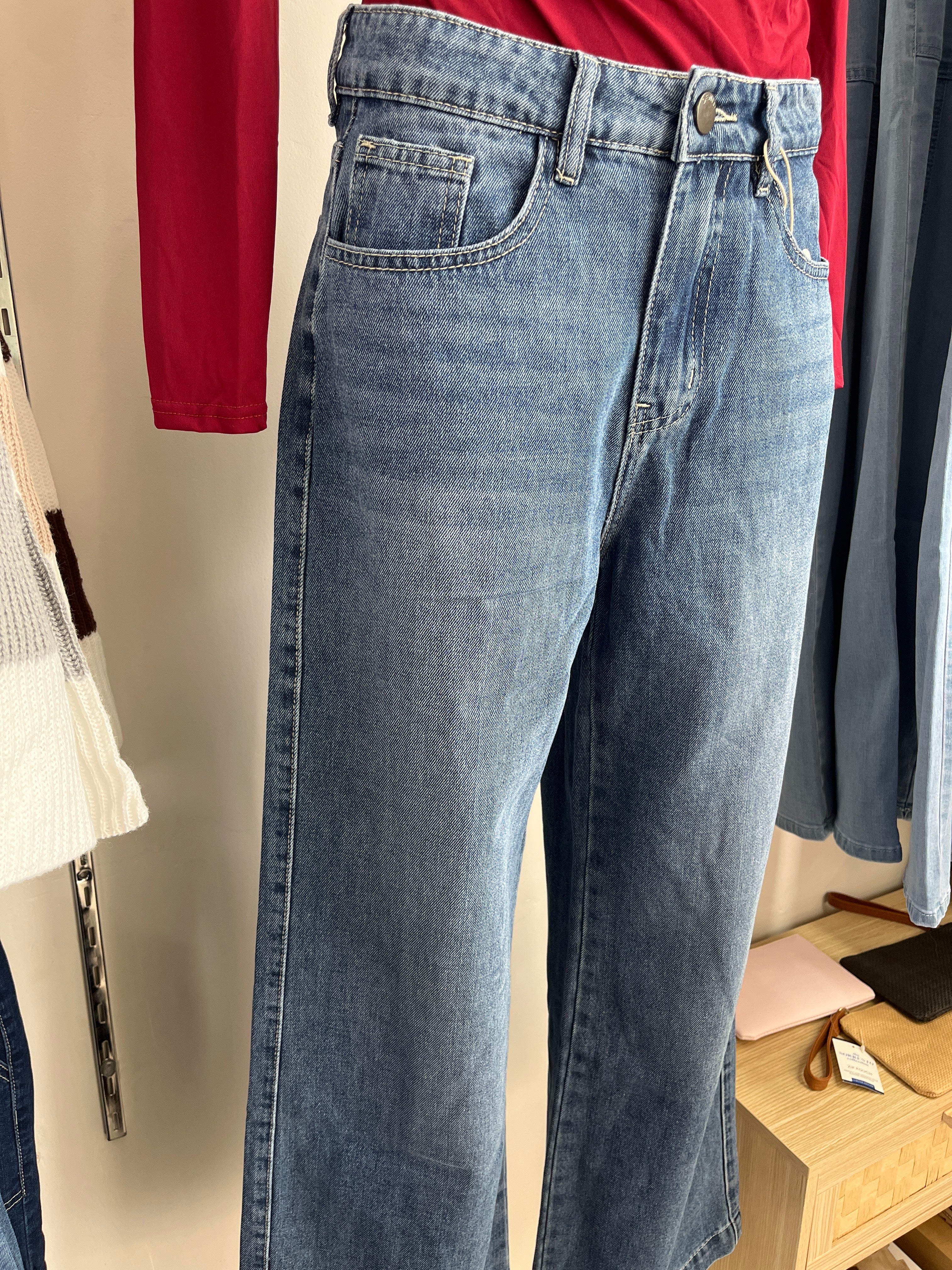 Mid wash barrel jean